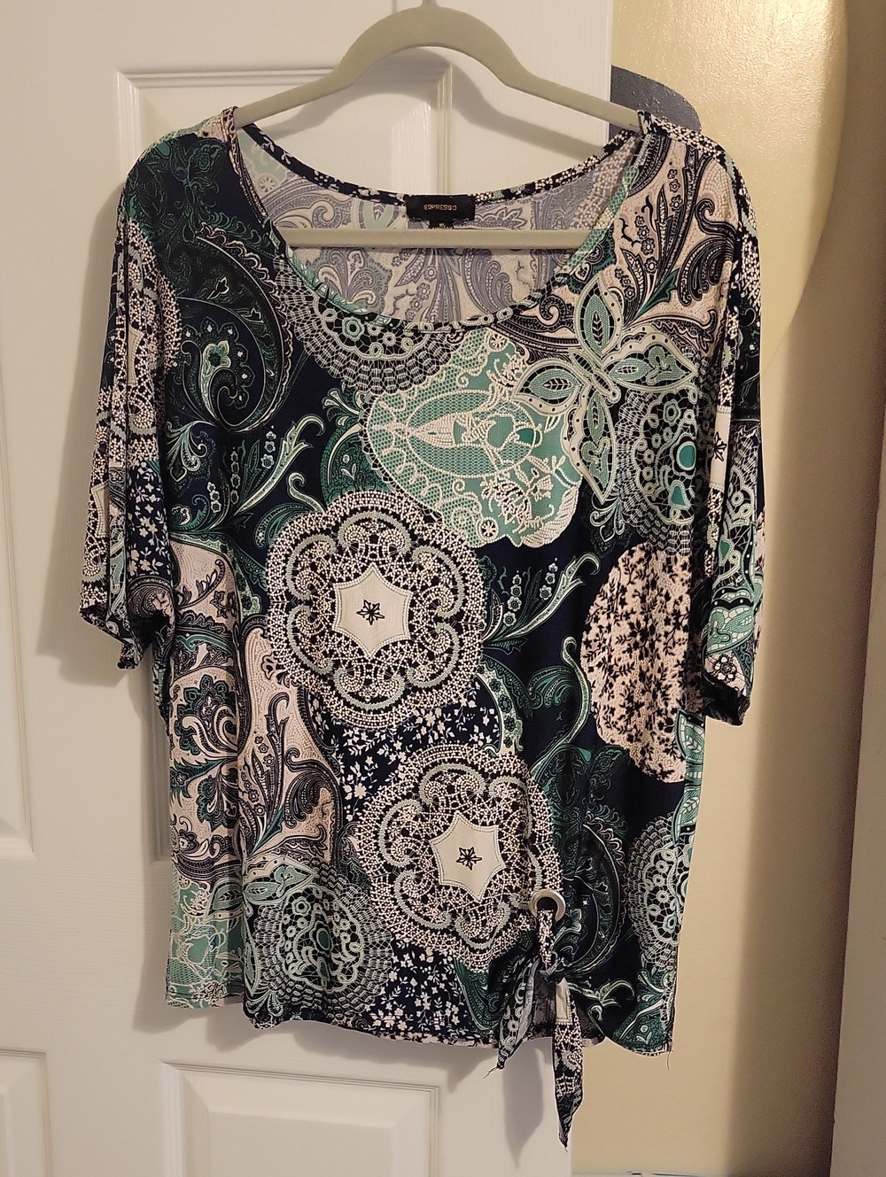 Espresso SzXL Paisley Tie-Hem Short Sleeve TOP in Black with emerald green tones